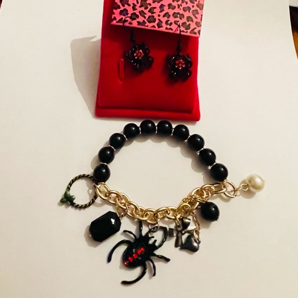 Betsy Johnson spider bracelet and earrings - Picture 3 of 8